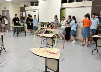 학생들이 디지털 기술 수업에 참여하는 교육 현장