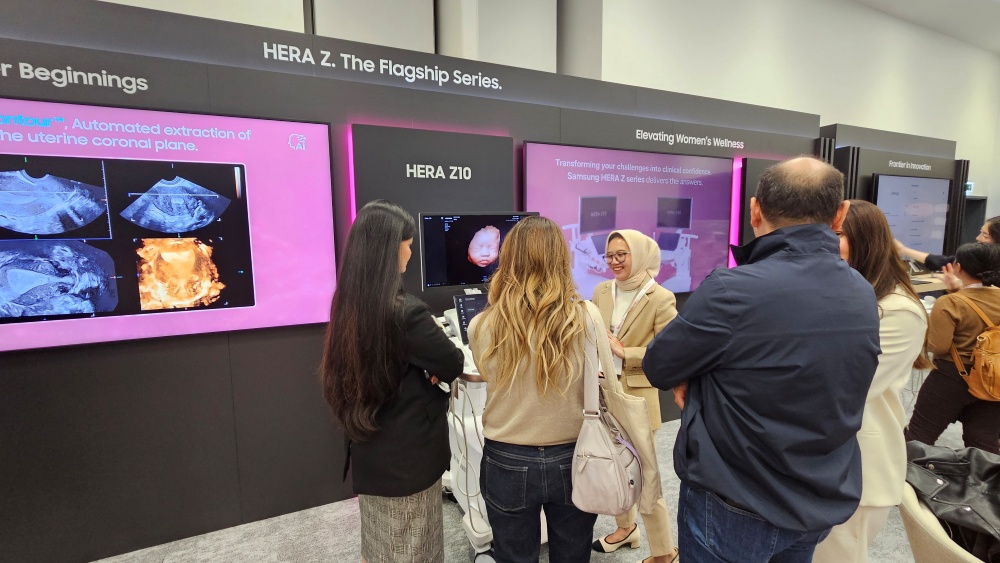 ISUOG 2026 삼성메디슨 HERA Z10 전시에서 관람객에게 제품을 소개하는 모습