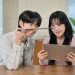 삼성전자 모델들이 갤럭시 탭 S12 시리즈의 얇고 가벼운 디자인을 확인하고 있다