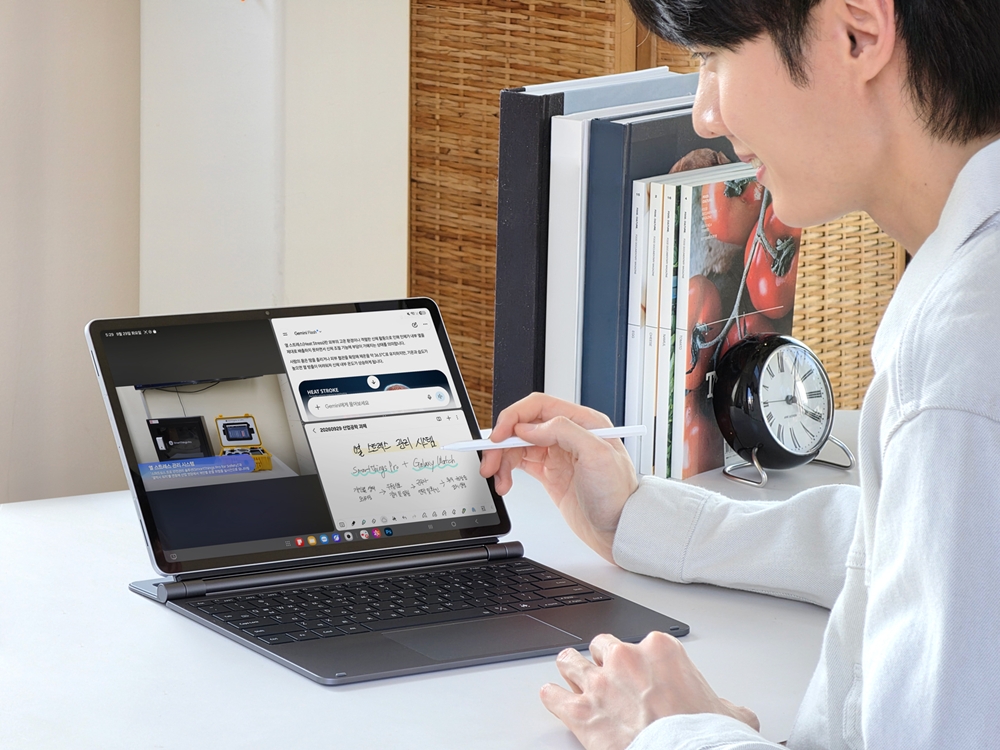 삼성전자 모델이 갤럭시 탭 S12 시리즈의 멀티 윈도우와 S펜을 활용해 작업하고 있다