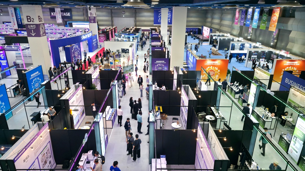 스마트비즈엑스포 2026에 마련된 중소기업 전시 부스 전경