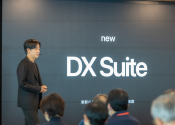 AI inside 관계자가 10월6일 행사에서 새 DX Suite를 소개하고 있다