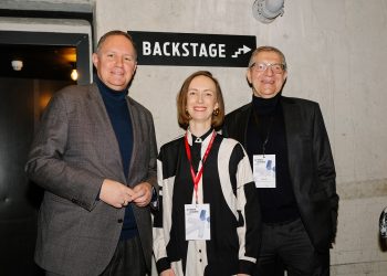 2025년 AI Media Leaders Conference에서 카르스텐 브로스다, 니나 클라스, 에그베르트 뤼엘이 기념사진을 찍고 있다