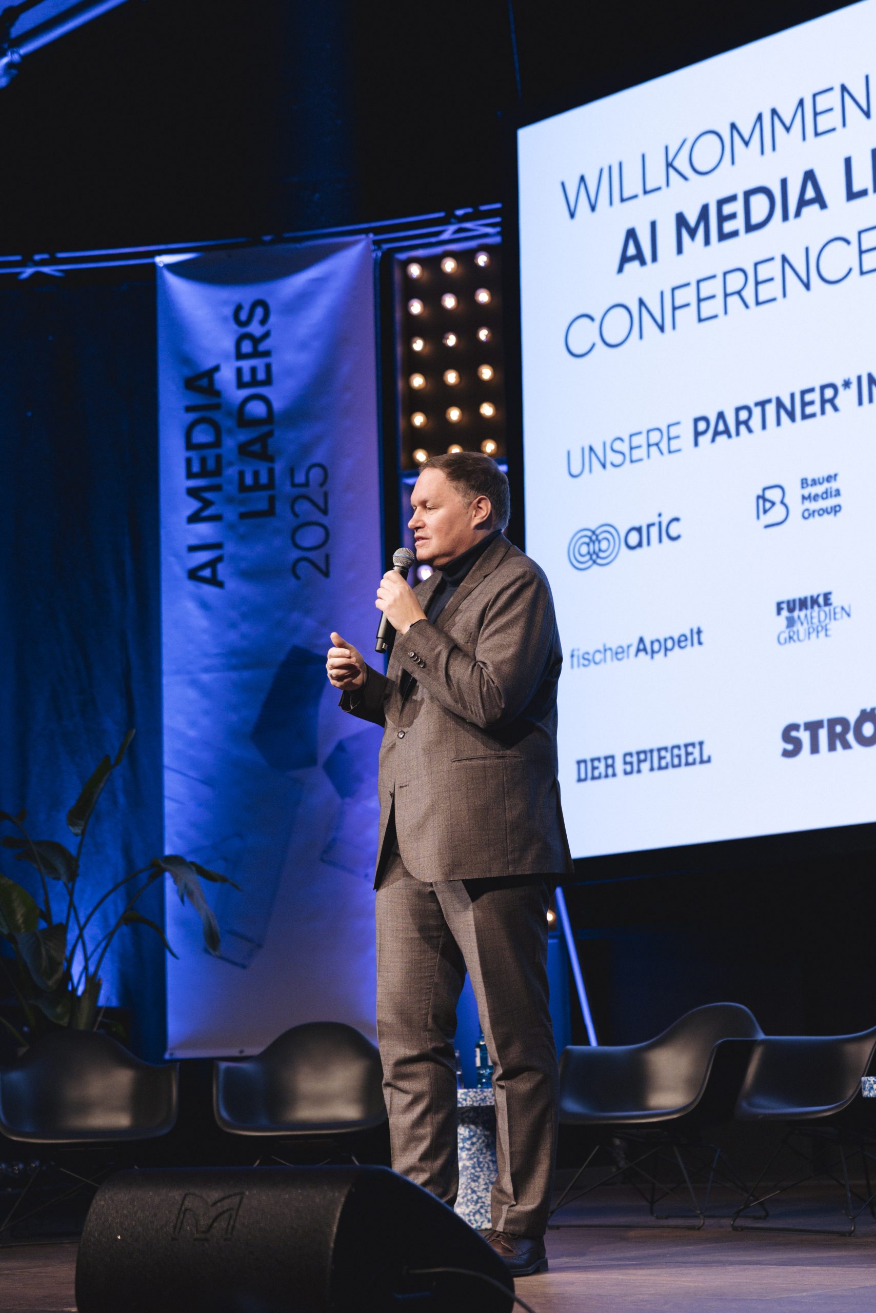 2025년 AI Media Leaders Conference에서 카르스텐 브로스다가 개회사를 하고 있다