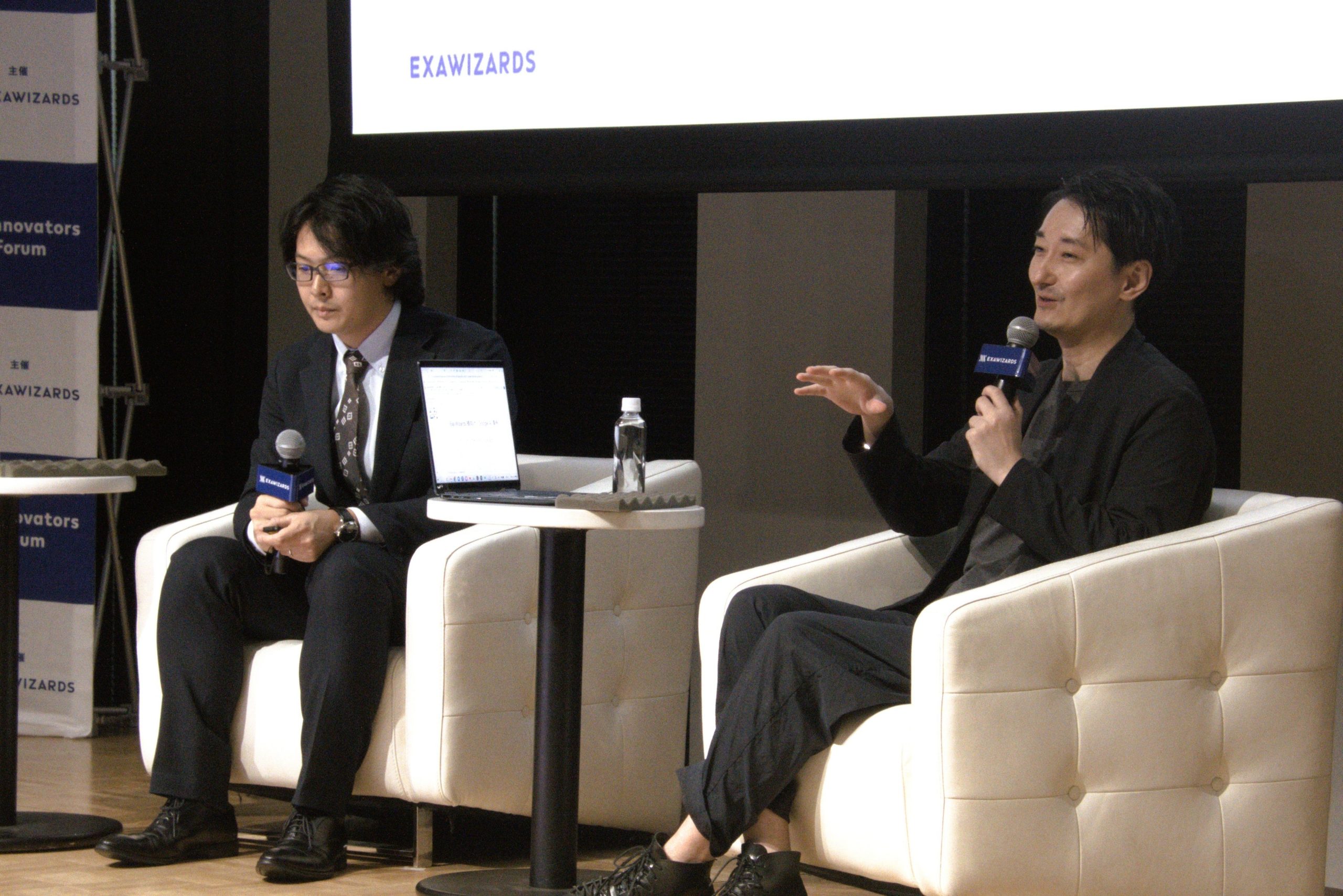10월14일 AI Innovators Forum에서 AI 에이전트 구현을 논의하는 엑사위저즈 하세가와 기술전문임원(왼쪽)과 구글클라우드재팬 후지이 AI사업본부장