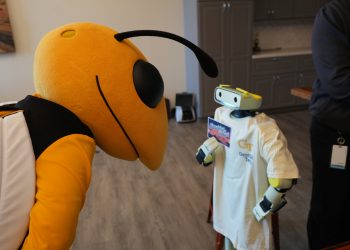 조지아공대 마스코트 버즈와 Fauna Robotics의 소형 휴머노이드 Sprout가 Lab126에서 마주한 모습