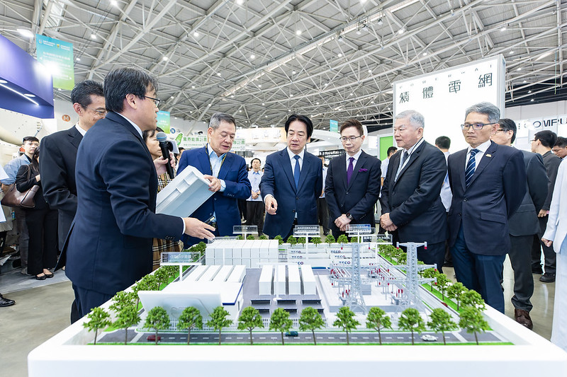 2026 대만 국제스마트에너지주간 개막식 연단에서 탄소중립과 전력망 혁신 방향을 연설하는 라이칭더 대만 총통. 中華民國總統府 2026「出席2026台灣國際智慧能源週及台灣國際淨零永續展開幕典禮」보도 사진. 정부자료개방허가조항 제1판에 따라 공개된 자료이며 해당 조건을 준수하여 이용할 수 있다. 허가 조항: https://data.gov.tw/license