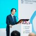 국제스마트에너지주간 전시관 부스를 방문해 에너지 설비 모형을 살펴보며 설명을 듣는 라이칭더 대만 총통. 中華民國總統府 2026「出席2026台灣國際智慧能源週及台灣國際淨零永續展開幕典禮」보도 사진. 정부자료개방허가조항 제1판에 따라 공개된 자료이며 해당 조건을 준수하여 이용할 수 있다. 허가 조항: https://data.gov.tw/license