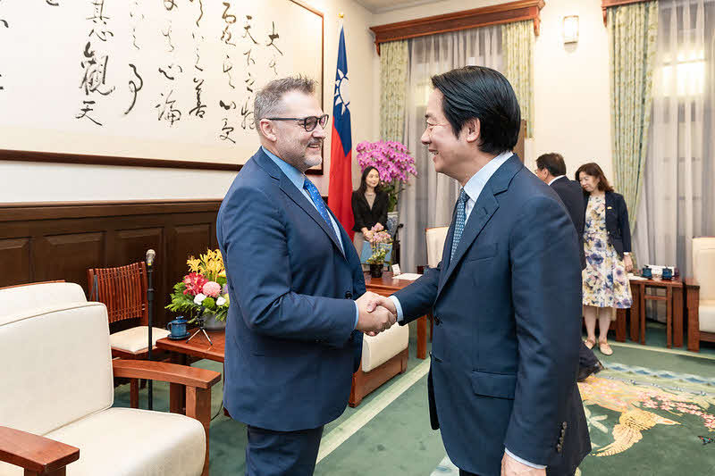 총통부 접견장에서 세계물리치료연맹 관계자와 악수를 나누는 라이칭더 대만 총통. 中華民國總統府 2026「接見世界物理治療聯盟(WPT)代表團」보도 사진. 정부자료개방허가조항 제1판에 따라 공개된 자료이며 해당 조건을 준수하여 이용할 수 있다. 허가 조항: https://data.gov.tw/license