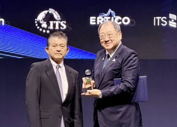 2026 ITS 세계대회 명예의 전당 산업업적상 시상식에서 두 사람이 상패를 들고 진행한 수여 기념촬영 모습. 臺北大眾捷運股份有限公司 2026「臺北捷運以AI優化旅客體驗 勇奪2026 ITS世界大會名人堂產業成就獎」보도 사진. 타이베이시정부 웹사이트 자료개방선언에 따라 이용(출처표시 필수). 허가 조건: https://www.gov.taipei/News_Content.aspx?n=10FDEA7683714512&sms=AA987E1C50412097&s=3B6C92FD22C01611