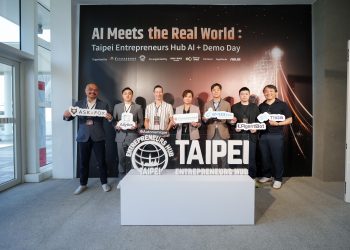 2026 TEH AI+ 데모데이 행사에서 행사 관계자 및 선발된 글로벌 AI 스타트업 관계자들이 함께한 단체 기념촬영. 臺北市政府產業發展局 2026「2026 TEH AI+ Demo Day」보도 사진. 타이베이시정부 웹사이트 자료개방선언에 따라 이용(출처표시 필수). 허가 조건: https://www.gov.taipei/News_Content.aspx?n=10FDEA7683714512&sms=AA987E1C50412097&s=3B6C92FD22C01611