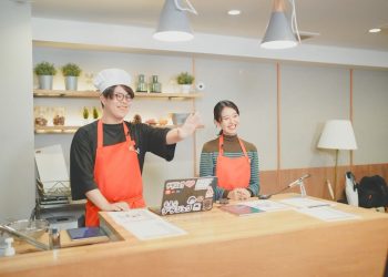 Adobe Firefly 활용 프로그램 CREATOR KITCHEN Season3 스튜디오에서 곤도 하루키와 진행자 이시야마 렌게가 실연을 진행하고 있다
