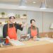 Adobe Firefly 활용 프로그램 CREATOR KITCHEN Season3 스튜디오에서 곤도 하루키와 진행자 이시야마 렌게가 실연을 진행하고 있다