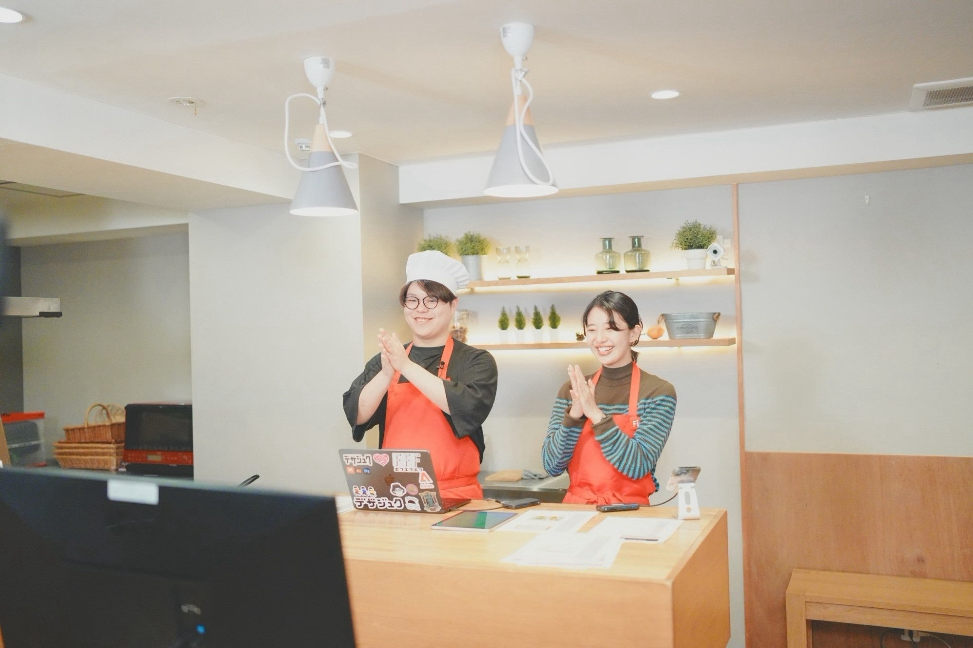 CREATOR KITCHEN Season3 촬영 스튜디오에서 진행자들이 Adobe Firefly 실연을 준비하고 있다