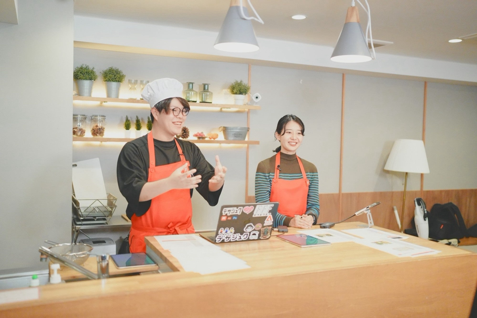 곤도 하루키가 Adobe Firefly 활용을 소개하는 CREATOR KITCHEN Season3의 스튜디오 현장. 10월 5일 공식 발표에 실린 사진이며 AI DESIGN FESTIVAL 현장 사진은 아니다