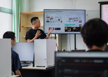 9월5일 호오고교 특별수업에서 사이콤 관계자가 로컬AI 제작환경과 기업의 기술활용을 설명하고 있다