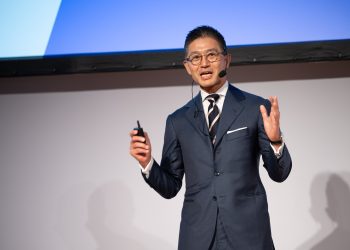 일본HP의 오카도 노부키 대표가 10월7일 AI 업무 콘퍼런스에서 개회사를 하고 있다