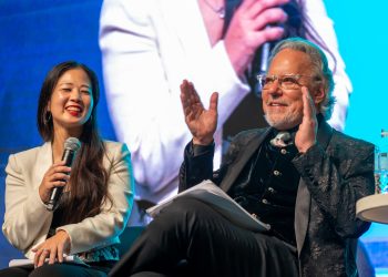 2026년 9월 14~15일 열린 THE MARKETING WORLD CONGRESS 2027에서 주최사 대표와 마케팅 전략가 제이 에이브러햄이 대화하는 모습