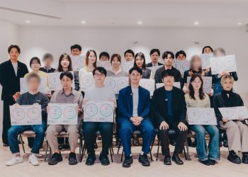 10월2일 AI 투자 리터러시 세미나 참가자와 강사진이 워크숍 결과물을 들고 기념 촬영하고 있다