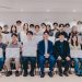 10월2일 AI 투자 리터러시 세미나 참가자와 강사진이 워크숍 결과물을 들고 기념 촬영하고 있다