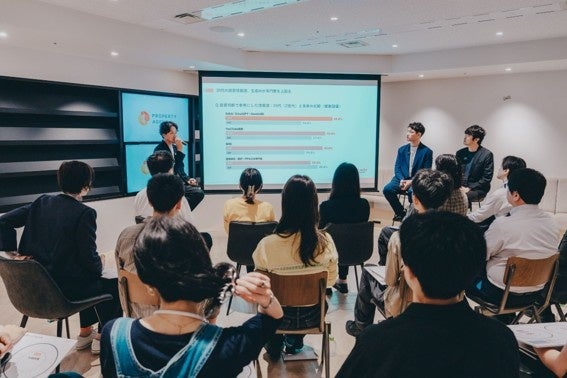 10월2일 세미나에서 강사진이 AI 투자정보의 검증 방법을 설명하고 참가자들이 듣고 있다