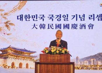 우즈중 대만 외교부 정무차관이 10월 2일 타이베이에서 열린 대한민국 국경일 기념 리셉션에서 연설하고 있다. 中華民國外交部 2026「外交部政務次長吳志中出席2026年「大韓民國國慶日慶祝晚會」」보도 사진. 정부자료개방허가조항 제1판에 따라 공개된 자료이며 해당 조건을 준수하여 이용할 수 있다. 허가 조항: https://data.gov.tw/license