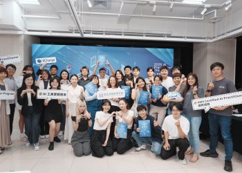 10월 2일 열린 신베이시 AI 실무 직무교육 데모데이 참가자들. 3개월 교육을 마친 뒤 프로젝트 성과를 발표했다. 新北市政府青年局 2026「2026 AI實戰職涯營 Demo Day」보도 사진. 정부자료개방허가조항 제1판에 따라 공개된 자료이며 해당 조건을 준수하여 이용할 수 있다. 허가 조항: https://data.gov.tw/license