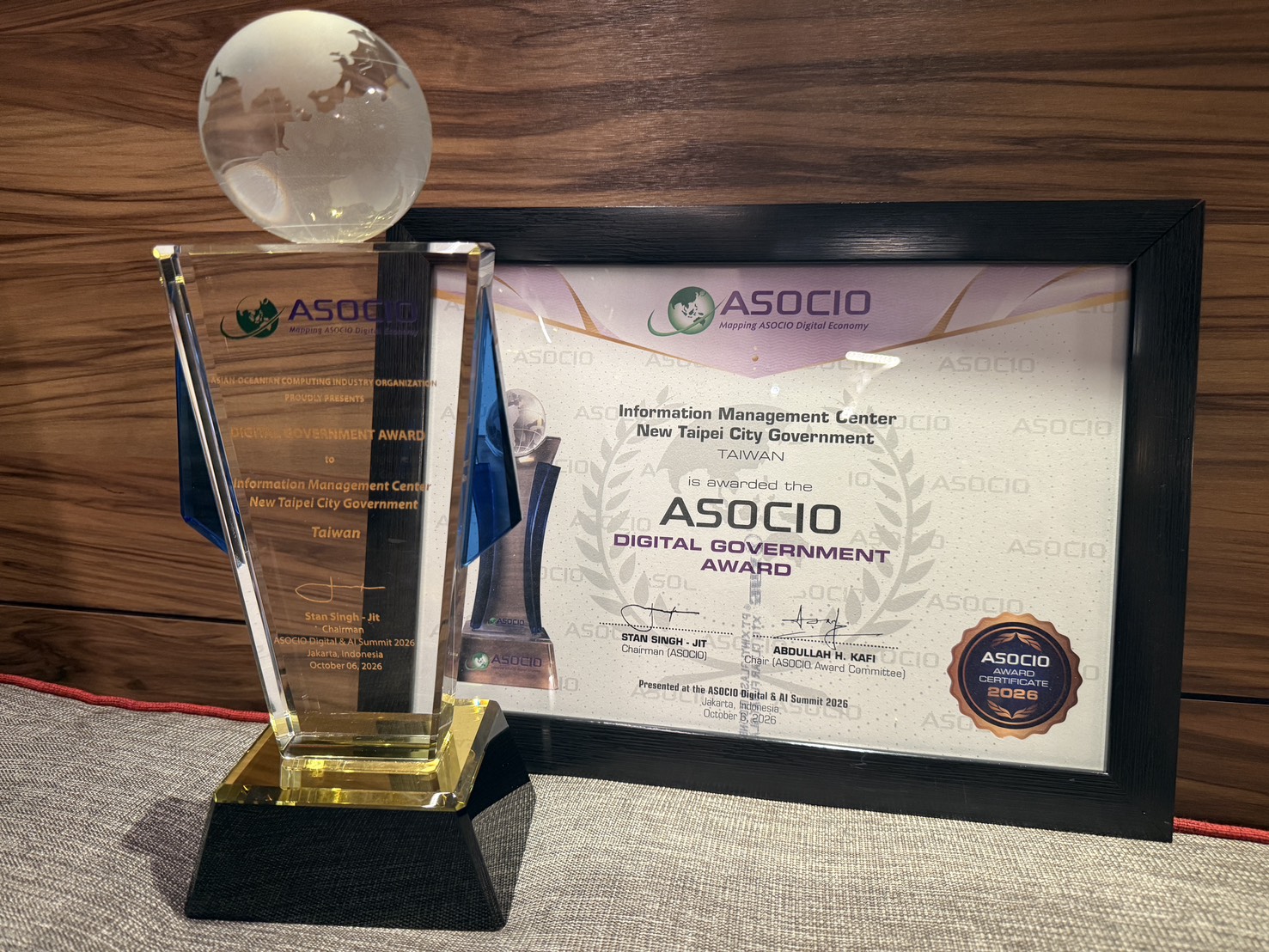 신베이시의 2026 ASOCIO 디지털정부상 트로피와 상장. 실제 수상 기념물을 촬영한 사진이다. 新北市政府研究發展考核委員會 2026「新北AI治理傲視亞太！榮獲「2026 ASOCIO數位政府獎」 全臺首創AI指引暨AIEC實驗室 樹立智慧城市新標竿」보도 사진. 정부자료개방허가조항 제1판에 따라 공개된 자료이며 해당 조건을 준수하여 이용할 수 있다. 허가 조항: https://data.gov.tw/license