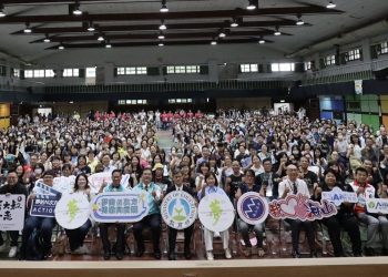 하이산고등학교에서 열린 2026년 꿈의 N제곱 교사 연수 참가자들이 기념촬영을 하고 있다. 新北市政府教育局 2026「夢N首度串起學前到高中 新北1,110名教師共學AI與數位教學」보도 사진. 정부자료개방허가조항 제1판에 따라 공개된 자료이며 해당 조건을 준수하여 이용할 수 있다. 허가 조항: https://data.gov.tw/license