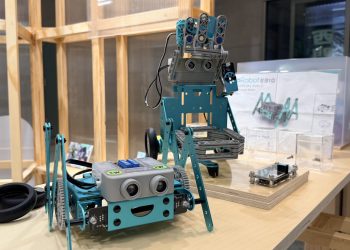 신베이시청 교육 성과전에서 선보인 로봇 교구. AI 답장 체험과 직업 탐색 등 여러 참여 프로그램을 운영하는 전시장의 실물 전시 모습이다. 新北市政府教育局 2026「國慶連假來逛展！新北教育成果展解任務換限量好禮 探索幸福光島、收藏AI回信 完成指定任務有機會抽中平板」보도 사진. 정부자료개방허가조항 제1판에 따라 공개된 자료이며 해당 조건을 준수하여 이용할 수 있다. 허가 조항: https://data.gov.tw/license