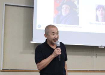오카야마대에서 인간의 자기감각과 지각·AI 연구를 주제로 강연하는 시모조 신스케 캘리포니아공과대 교수. 대학이 10월 2일 공개했다