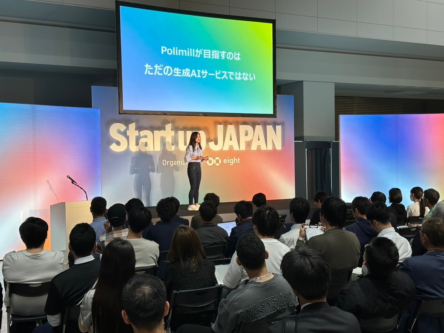 폴리밀의 다니구치 노노카 최고운영책임자가 Startup JAPAN 행사에서 회사의 서비스를 소개하고 있다