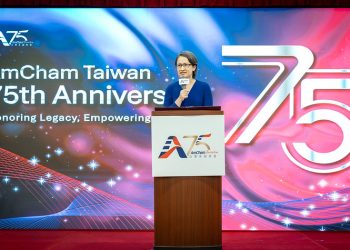 샤오메이친 대만 부총통이 10월 6일 대만 미국상공회의소 75주년 행사에서 연설하고 있다. 中華民國總統府 2026「台灣美國商會75周年慶祝活動 副總統盼深化臺美科技產業合作 打造更強健夥伴關係」보도 사진. 정부자료개방허가조항 제1판에 따라 공개된 자료이며 해당 조건을 준수하여 이용할 수 있다. 허가 조항: https://data.gov.tw/license
