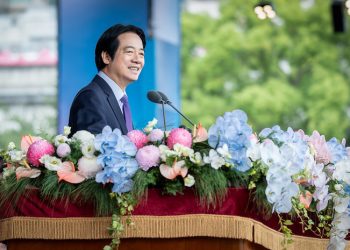 라이칭더 대만 총통이 10월 10일 총통부 앞 광장에서 열린 2026년 국경절 기념식에서 연설하고 있다. 中華民國總統府 2026「總統發表國慶演說 「臺灣 山巔之城,地上的鹽,世上的光」」보도 사진. 정부자료개방허가조항 제1판에 따라 공개된 자료이며 해당 조건을 준수하여 이용할 수 있다. 허가 조항: https://data.gov.tw/license
