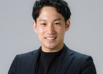 WEAVE와 라스타디오 대표를 겸임하는 구보 나오키의 공식 인물 사진이다