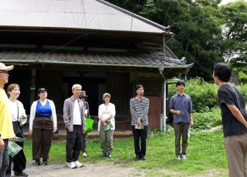 9월 미나미보소 생성AI 브랜딩 연수 참가자들이 야마나하우스 현장 설명을 듣고 있다
