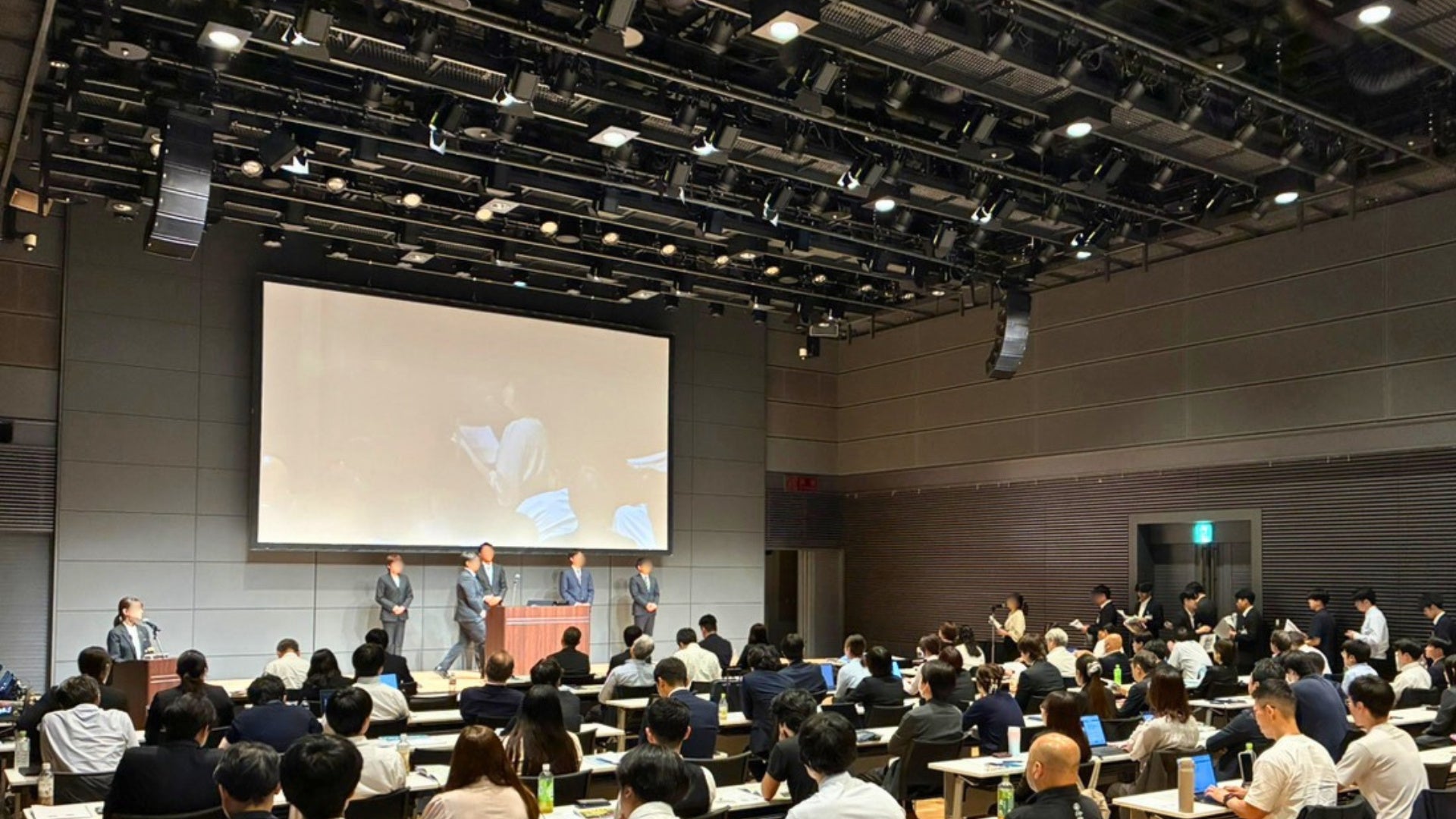 10월 14일 무사시노 공동학습회에서 발표기업 관계자들이 질문에 답하고 있다