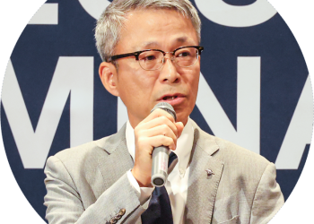 9월17일 esm 고객 세미나에서 소프트브레인 대표 도요타 히로후미가 고객접점데이터와 AI 활용을 설명하고 있다