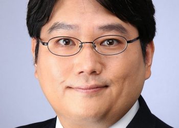 일본매니지먼트종합연구소 이사장 도무라 도모노리의 인물 사진