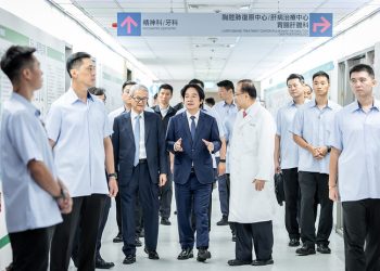 신광병원을 방문해 의료진의 설명을 듣는 라이칭더 대만 총통. 中華民國總統府 2026「新光40·桂蘭大樓落成典禮」보도 사진. 정부자료개방허가조항 제1판에 따라 공개된 자료이며 해당 조건을 준수하여 이용할 수 있다. 허가 조항: https://data.gov.tw/license