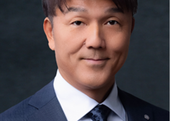 AI Enablement Summit 2026에 발표자로 참여하는 카쿠신 이사 겸 최고매출책임자 아마노 신야의 공식 인물 사진