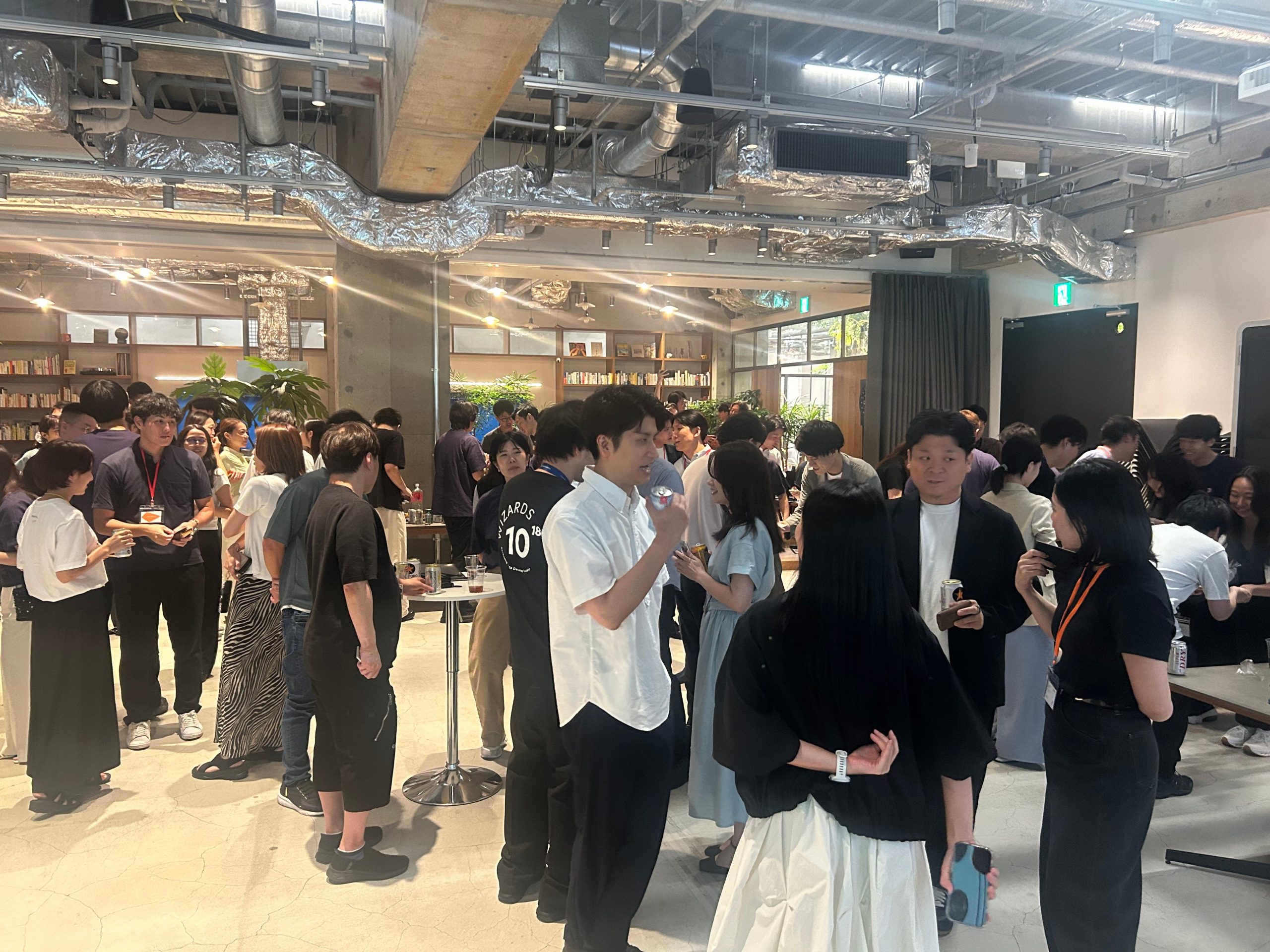 8월20일 HR Craft Night 참가자들이 패널토론 뒤 교류하고 있다