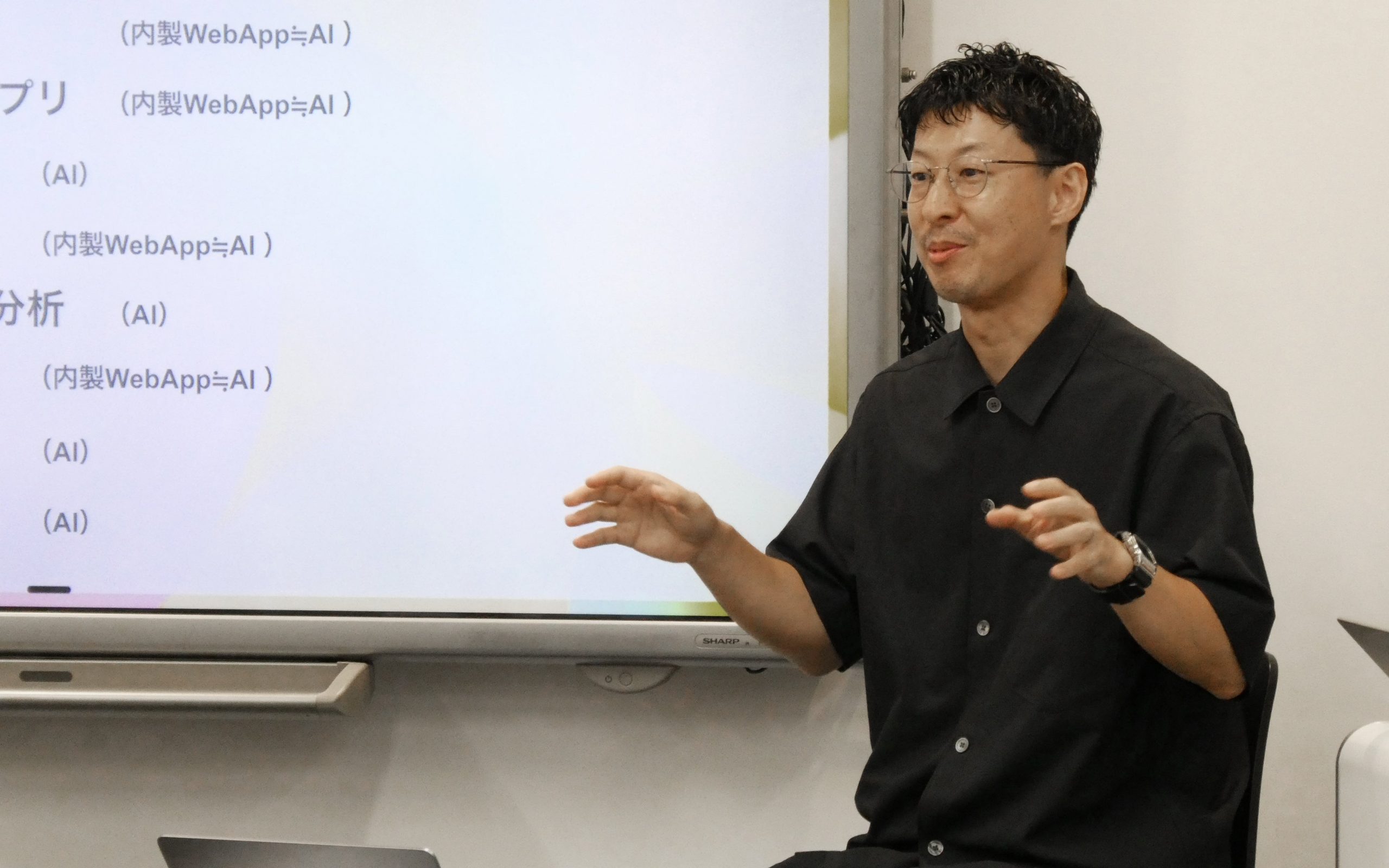 생성AI 리터러시 인증기구의 요코야마 다카시가 AI 활용 사례를 설명하고 있다