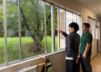 이와테현 시와정 소학교의 AI 곰 감지 실증 현장에서 관계자들이 학교 주변 환경을 살피는 모습